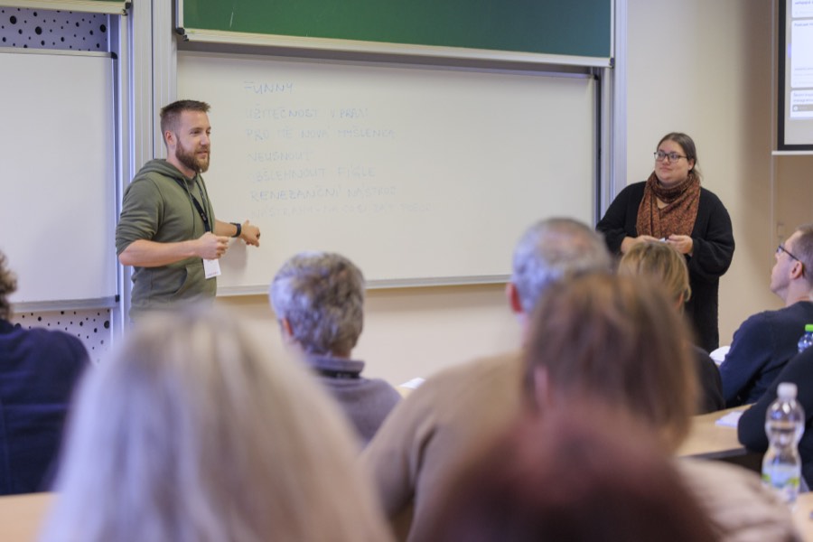 Daniel Pražák vede blok na konferenci Učitel IN