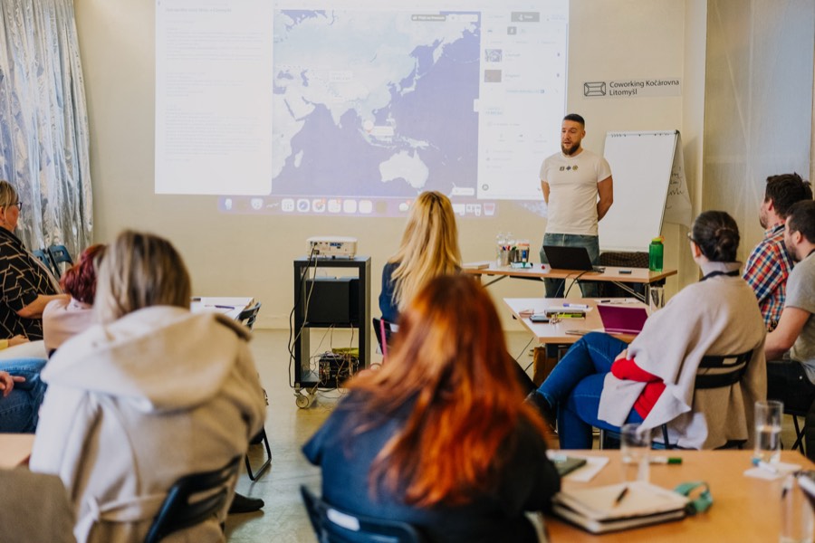 Daniel Pražák vede workshop na festivalu Nakopněte svoji školu