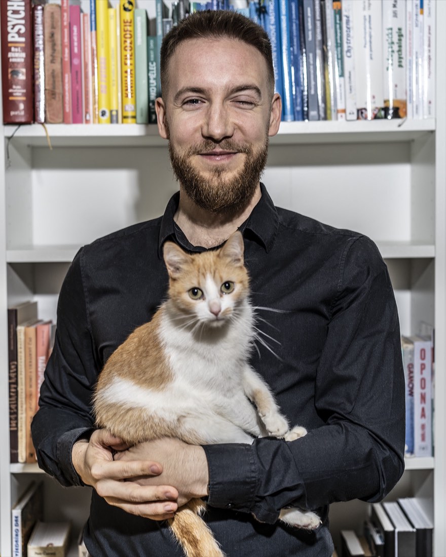 Daniel Pražák s kočkou Disertace