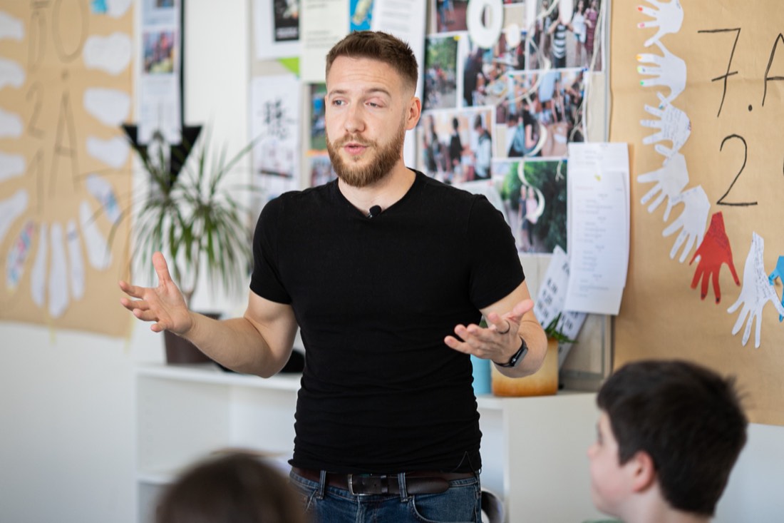 Daniel Pražák učí ve třídě