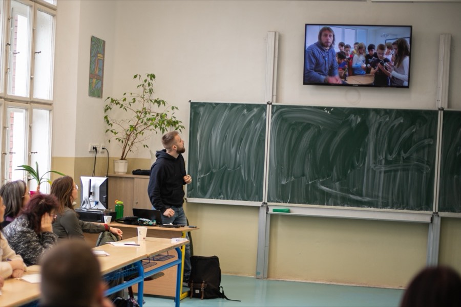 Daniel Pražák vede workshop pro učitele ve školní třídě